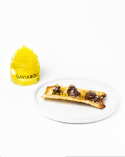 Cargar imagen en el visor de la galería, Tarro de Caviaroli Aceite de Oliva Virgen Extra Arbequina y tostada con crema de chocolate y perlas de aceite.