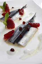 Cargar imagen en el visor de la galería, Caviaroli perlas de frambuesa con sardinas y menta en plato blanco.
