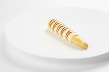 Cargar imagen en el visor de la galería, Espárrago blanco cubierto de crema y decorado con líneas de caramelo sobre plato blanco.