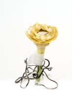 Cargar imagen en el visor de la galería, Corazones de alcachofa en conserva, presentados en un soporte metálico.