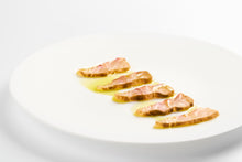 Cargar imagen en el visor de la galería, Cinco porciones de pasta de aceituna verde Caviaroli con aceite de oliva sobre plato blanco.