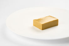 Cargar imagen en el visor de la galería, Caviaroli pasta pura de oliva verde en un bloque rectangular sobre plato blanco.