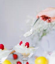 Cargar imagen en el visor de la galería, Cuchara con perlas de limón sobre postre con frambuesas y fresas.