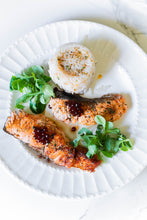 Cargar imagen en el visor de la galería, Dos filetes de salmón a la plancha con perlas de salsa de soja y guarnición de arroz y ensalada.