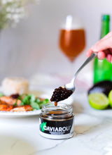 Cargar imagen en el visor de la galería, Perlas de salsa de soja encapsulada en un frasco de vidrio con una cuchara.