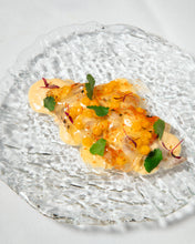 Cargar imagen en el visor de la galería, Caviaroli perlas de maracuyá en un plato de vidrio con salsa cremosa y hojas verdes.