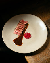 Cargar imagen en el visor de la galería, Caviaroli perlas de frambuesa junto a filetes de carne en un plato.
