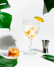 Cargar imagen en el visor de la galería, Caviaroli perlas de mango en vaso con hielo y rodaja de lima.