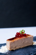 Cargar imagen en el visor de la galería, Porción de postre con perlas de frambuesa y hoja verde.