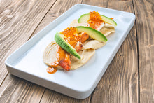 Cargar imagen en el visor de la galería, Tacos de langosta con aguacate y huevas de salmón sobre tortillas de maíz.