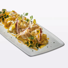 Cargar imagen en el visor de la galería, Plato de patatas crujientes con jamón, huevas y perejil, regado con aceite.