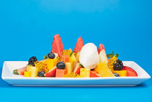 Cargar imagen en el visor de la galería, Ensalada de frutas variadas con helado de vainilla sobre plato blanco.