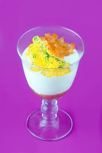 Cargar imagen en el visor de la galería, Postre en copa con capas de crema blanca, gelatina roja, caviar amarillo y trozos de naranja.