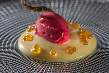 Cargar imagen en el visor de la galería, Plato gourmet decorado con encapsulados de Caviaroli