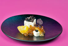 Cargar imagen en el visor de la galería, Plato con dados de queso, naranja, esferas doradas y hojas moradas.