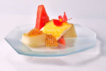 Cargar imagen en el visor de la galería, Plato gourmet decorado con encapsulados de Caviaroli