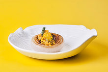 Cargar imagen en el visor de la galería, Cebolla al horno con caviaroli de romero