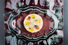 Cargar imagen en el visor de la galería, Plato con crema blanca decorada con esferas naranjas y amarillas y hojas verdes.