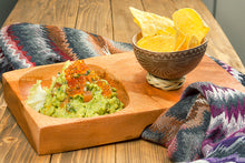 Cargar imagen en el visor de la galería, Guacamole con huevas de salmón y totopos en tabla de madera.