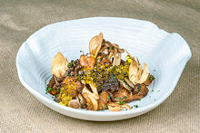 Cargar imagen en el visor de la galería, Plato de setas variadas con perlas doradas de aceite de oliva y trufa blanca.