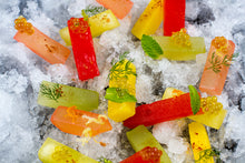 Cargar imagen en el visor de la galería, Cubos de fruta y verdura de colores con caviar sobre hielo picado.