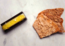 Cargar imagen en el visor de la galería, lingote de dos chocolates con teja y caviaroli de aceite de oliva virgen extra arbequina