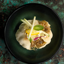 Cargar imagen en el visor de la galería, Bocadito gourmet con Caviaroli de miel de naranjo, limón y menta.