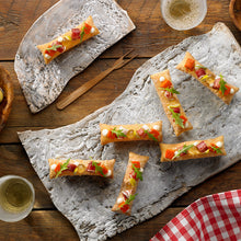 Cargar imagen en el visor de la galería, Bocaditos de caviaroli fino con jamón y tomate sobre base rústica.