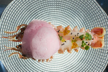 Cargar imagen en el visor de la galería, Langosta con espuma rosa, huevas y hierbas sobre plato texturizado.