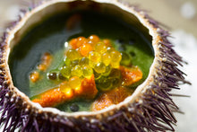 Cargar imagen en el visor de la galería, Erizo de mar con huevas naranjas y esferas verdes en su interior.