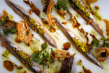 Cargar imagen en el visor de la galería, Anchoas con caviar de aceite de oliva, pan crujiente y perejil.