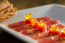 Cargar imagen en el visor de la galería, Láminas de atún con caviar de aceite de oliva virgen extra y tostadas.