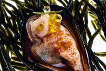 Cargar imagen en el visor de la galería, Mejillón con caviar de aceite de oliva virgen extra y romero.