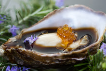 Cargar imagen en el visor de la galería, Ostra con caviar de sésamo y flor de romero.