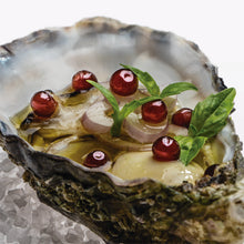 Cargar imagen en el visor de la galería, Ostra con perlas de vinagre de Pedro Ximénez y hojas verdes sobre sal gruesa.
