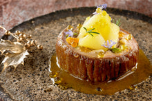 Cargar imagen en el visor de la galería, Rollo de carne con piña, naranja y esferas doradas, decorado con romero y flores.