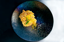 Cargar imagen en el visor de la galería, Plato gourmet decorado con encapsulados de Caviaroli
