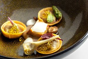 Plato gourmet decorado con encapsulados de Caviaroli