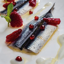 Cargar imagen en el visor de la galería, Plato gourmet decorado con encapsulados de Caviaroli
